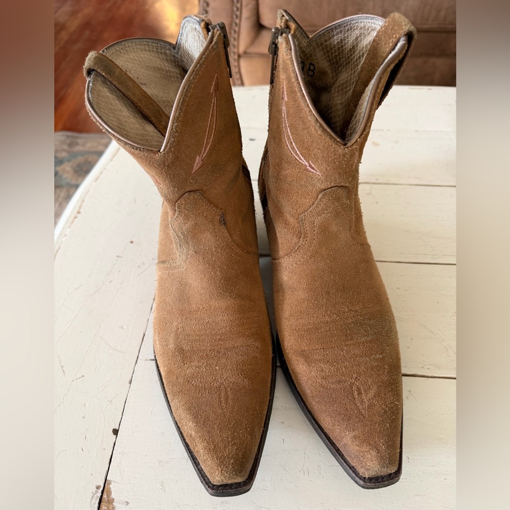 Women’s Tan Suede Ariat Short Boots size 9